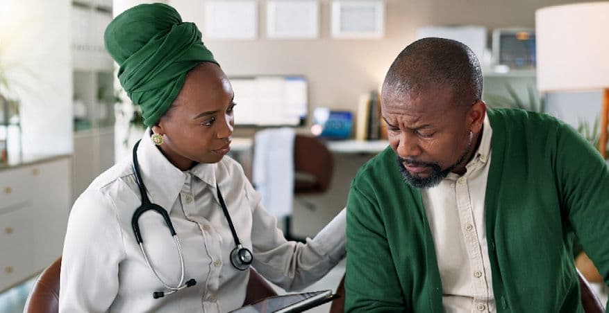 Une médecin consulte le dossier d'un patient sur tablette